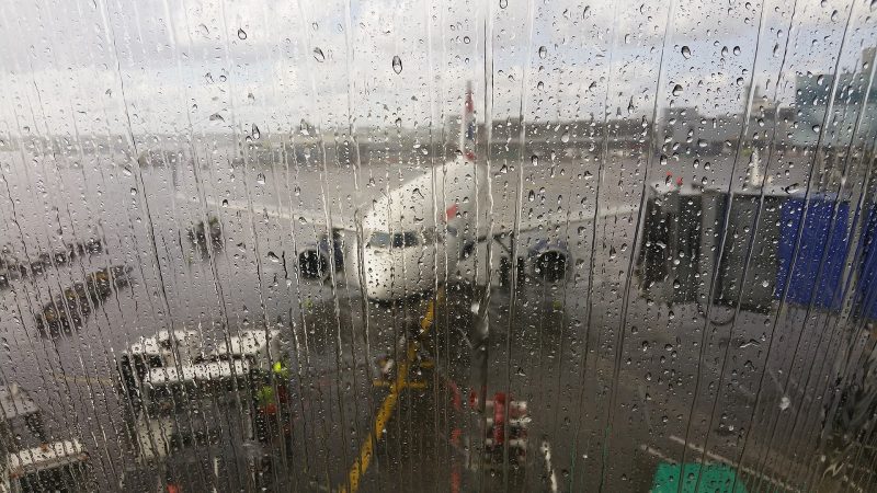 Flughafen, Szene vor dem Terminal im Regen