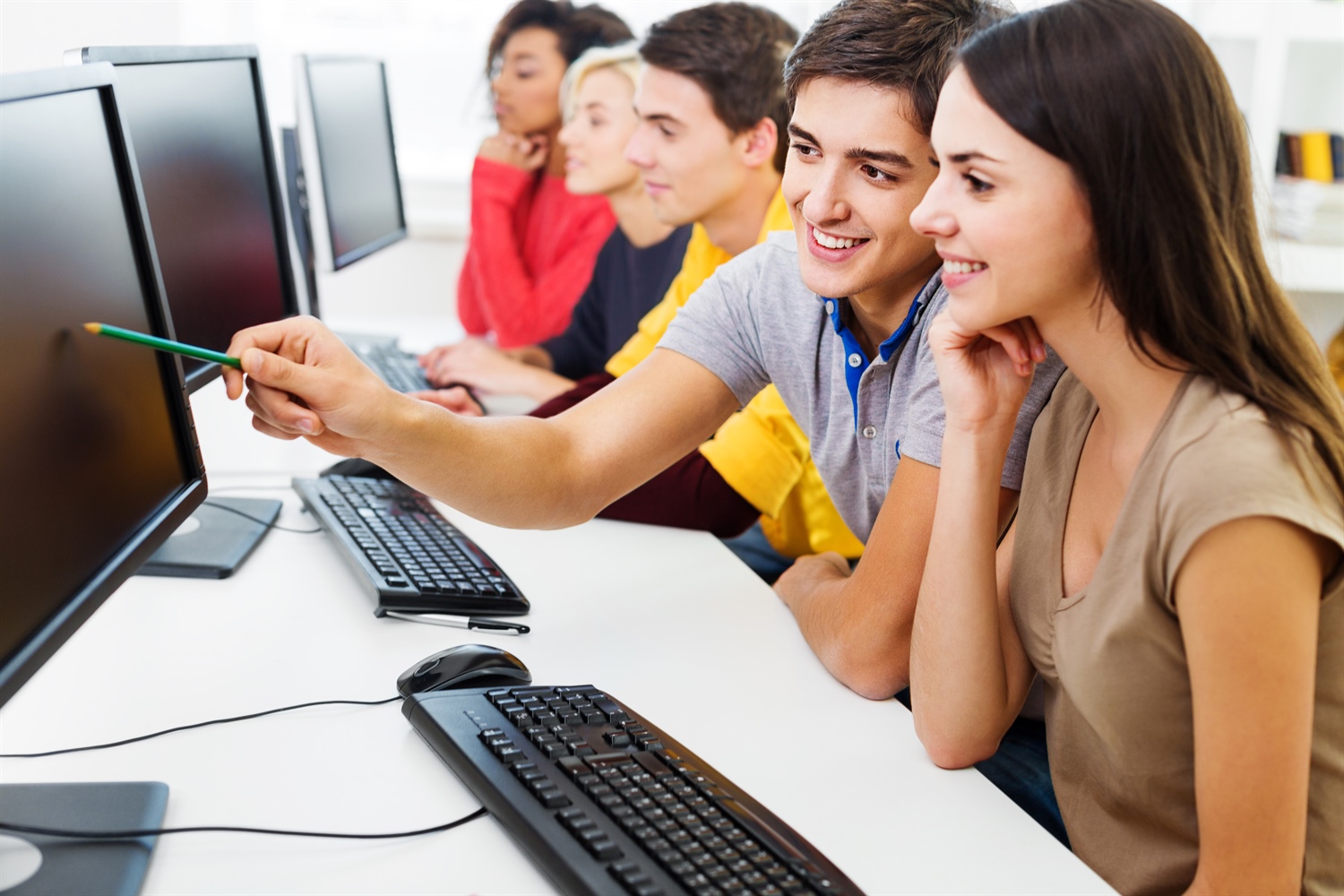 Symbolbild - Schülerinnen und Schüler vor Computer